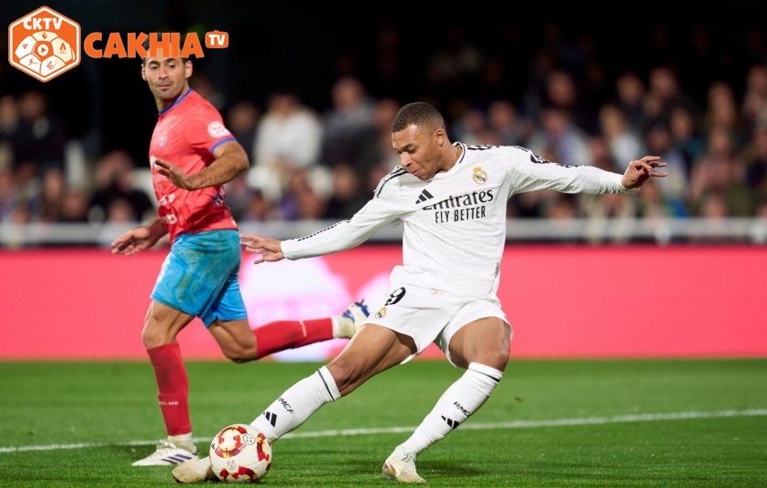 Mbappe được tung vào sân trong hiệp 2 (Ảnh: Getty).